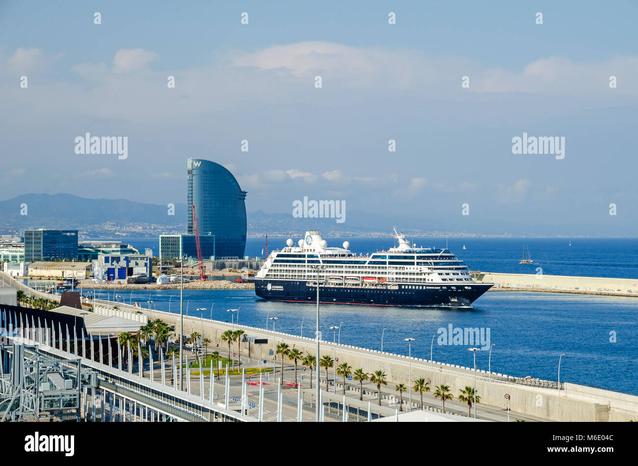 Barcelona, Spanien - 2. Juni 2016: Blick auf den Port Vell und Seine Kreuzfahrt Terminal mit Cruise Liner Azamara und W Barcelona, auch bekannt als das Hotel Vela Stockfoto