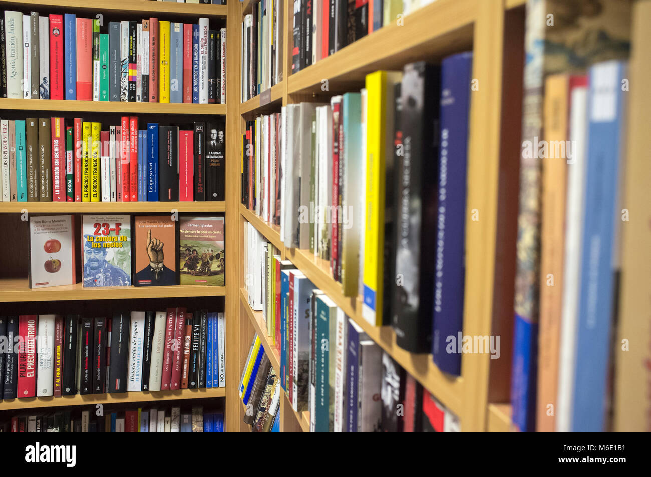 Badajoz, Spanien - August 9th, 2017: Buchhandlung voller historischer Fiktion und historische Wissenschaft Bücher. Ecke Stockfoto