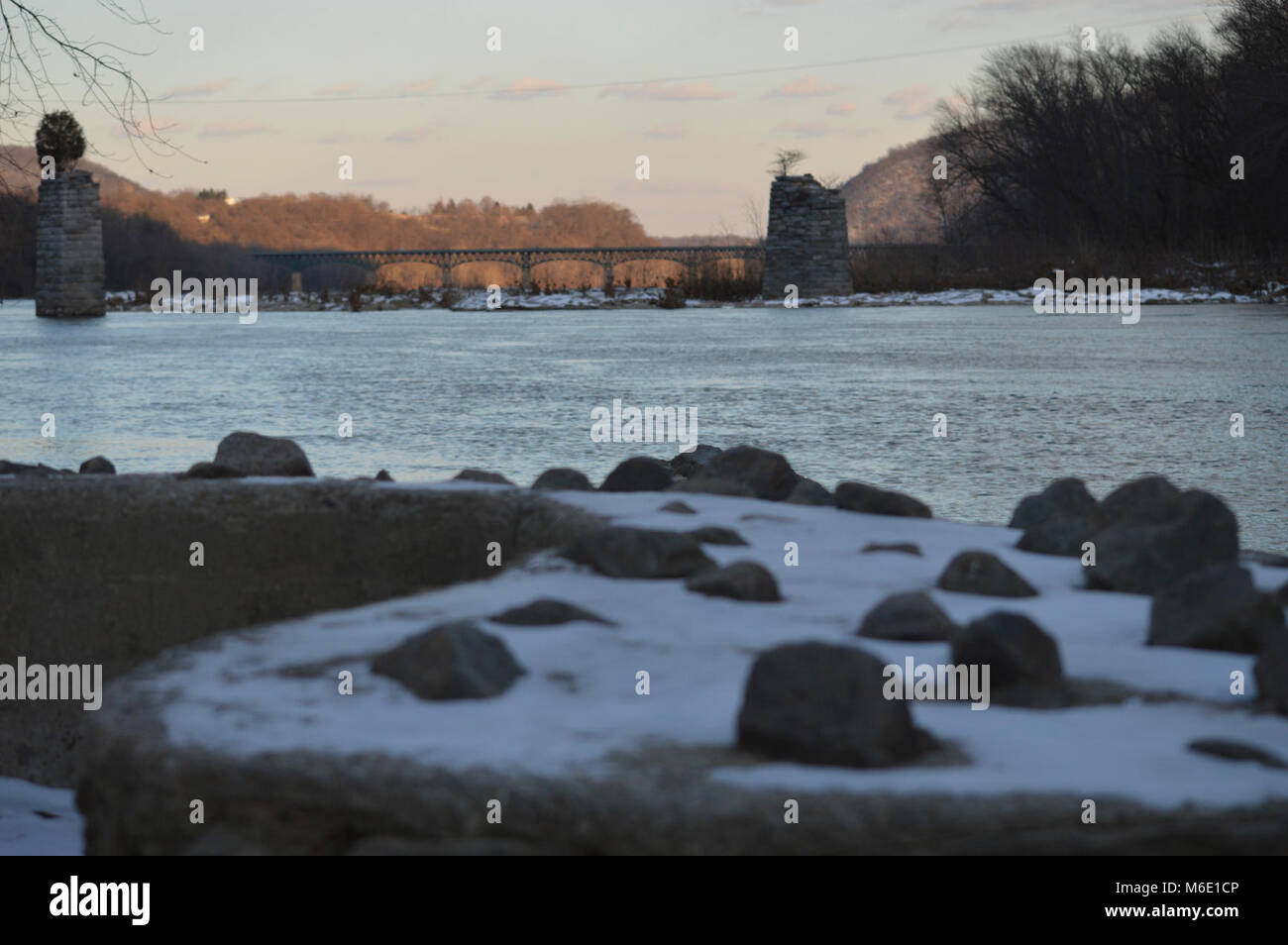 Shenandoah River im Winter. Eine neue Perspektive der Shenandoah River, wie es seinem Zusammenfluss erreicht mit dem Potomac River an der Harpers Ferry. Stockfoto