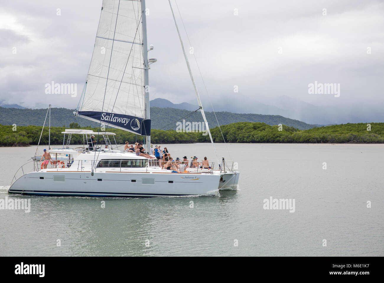 Sailaway tours Yachtcharter Katamaran verlässt Port Douglas Position zum Great Barrier Reef, Port Douglas, Queensland, Australien Stockfoto