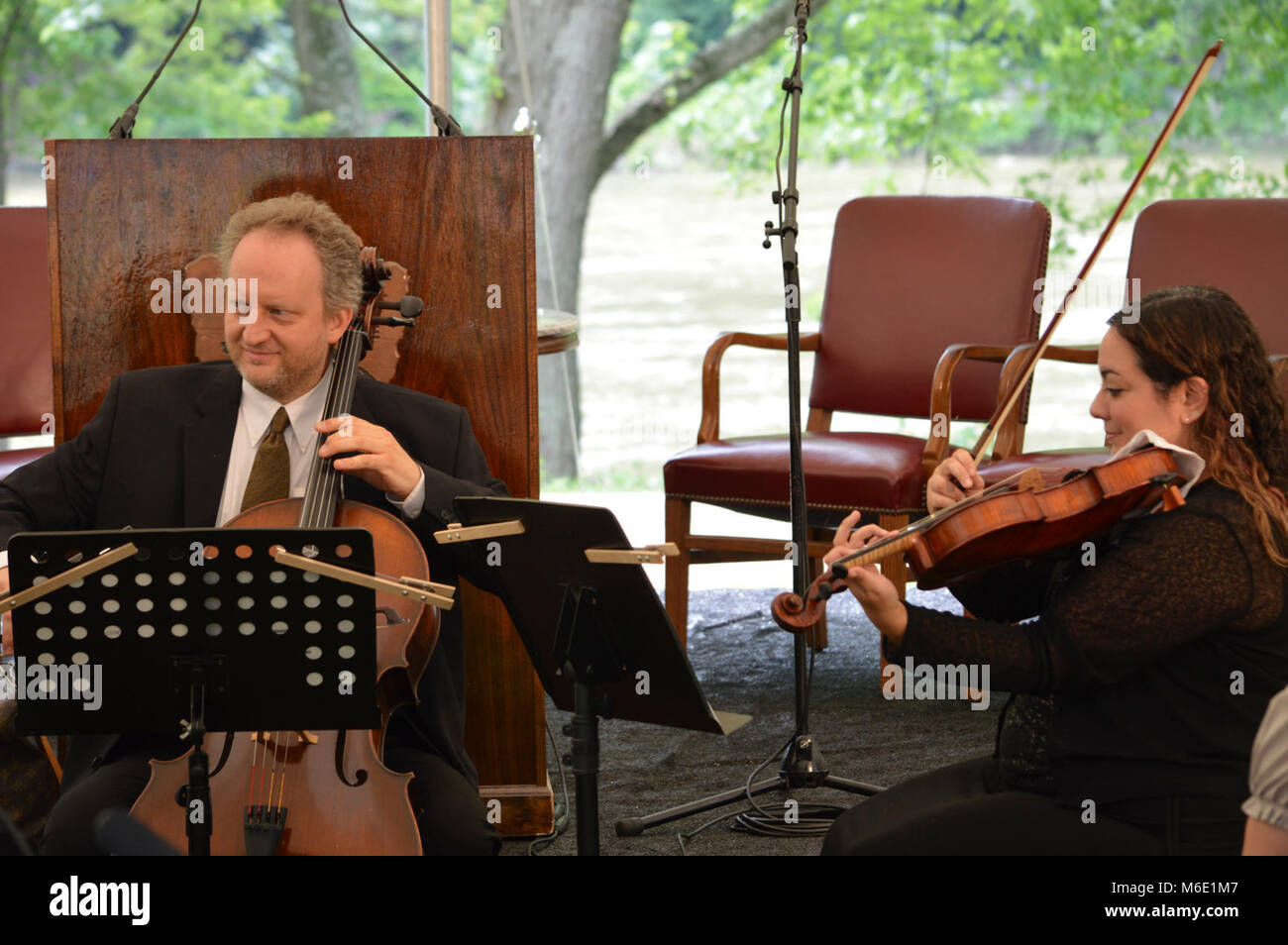 Maryland Symphony Orchestra Trio bei Einbürgerung Zeremonie. Am Donnerstag, den 20. Juni 2013, Harpers Ferry National Historical Park in Partnerschaft mit der U.S. Citizenship und Immigration Services, Pittsburgh Büro eine Einbürgerung Zeremonie im Park zu halten. 20 Kandidaten für die Bürgerschaft den Eid, mit dem er sich und wurde amerikanischer Staatsbürger. Eine sinfonische Trio von der Maryland Symphony Orchestra zur Musik vor Beginn der Zeremonie. Stockfoto