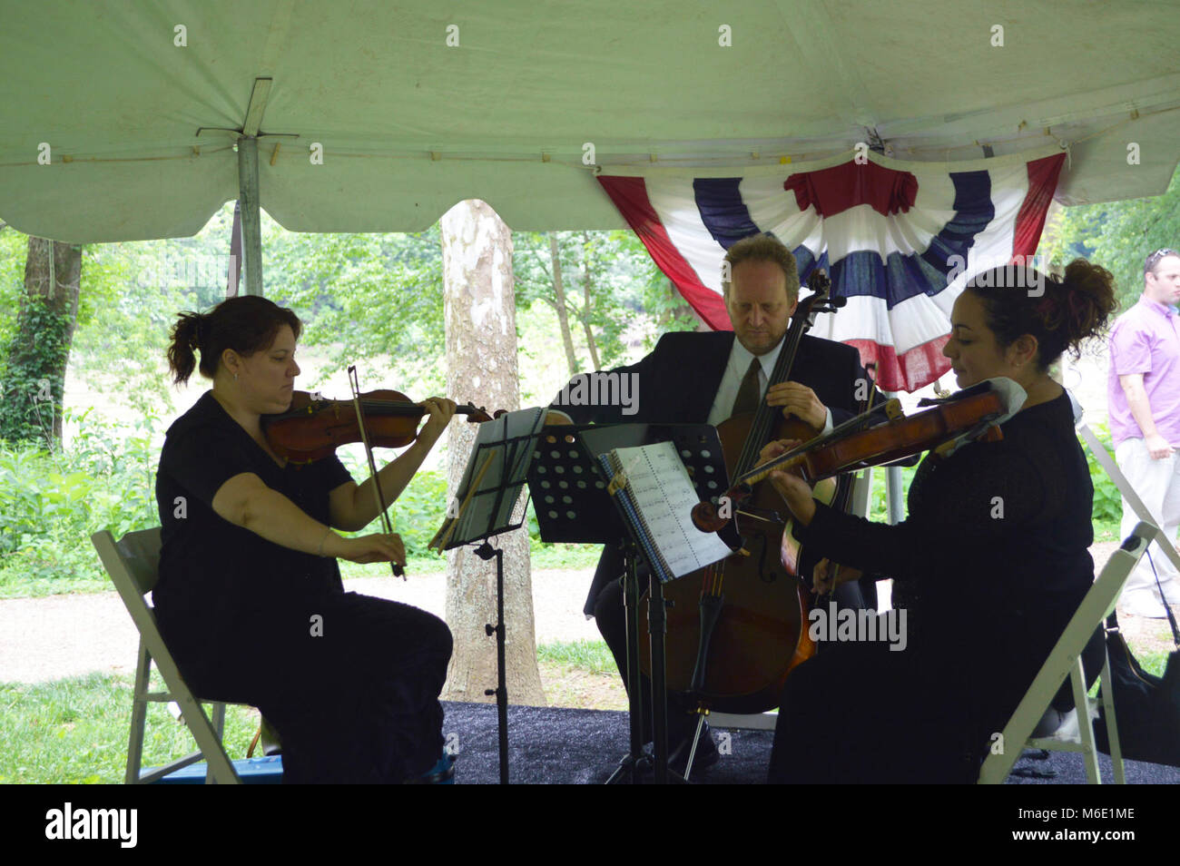 Maryland Symphony Orchestra Trio führt bei Einbürgerung Zeremonie. Am Donnerstag, den 20. Juni 2013, Harpers Ferry National Historical Park in Partnerschaft mit der U.S. Citizenship und Immigration Services, Pittsburgh Büro eine Einbürgerung Zeremonie im Park zu halten. 20 Kandidaten für die Bürgerschaft den Eid, mit dem er sich und wurde amerikanischer Staatsbürger. Eine sinfonische Trio von der Maryland Symphony Orchestra zur Musik für den Empfang. Stockfoto