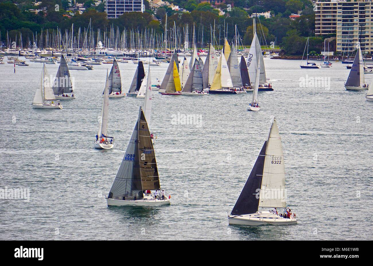 Segelboote spät am Tag sammeln für Festival Stockfoto