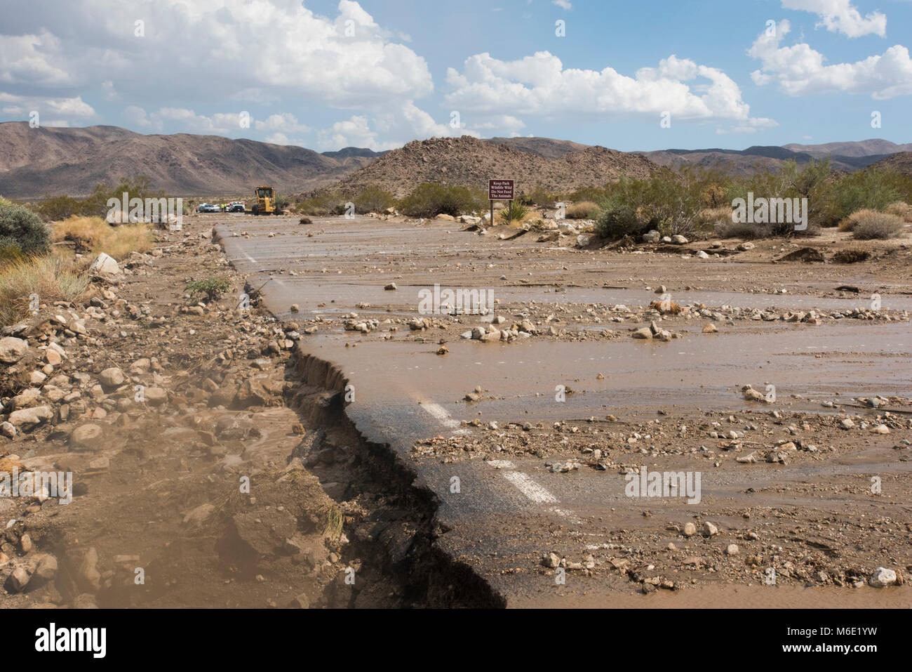 Wasser und Schmutz auf der Straße von Hochwasser, 82615 (in der Nähe von Norden. Stockfoto