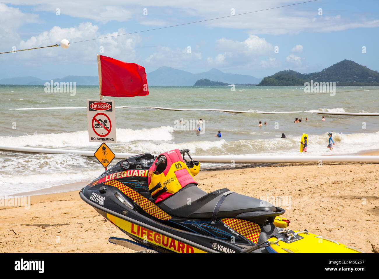 Rote Flagge Gefahr und Stinger Netze für Sicherheit auf Palm Cove Beach in Far North Queensland, Australien Stockfoto