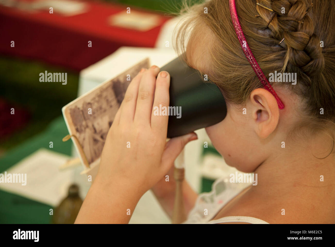 Betrachten Sie Bilder mit einem stereoskop. Stockfoto