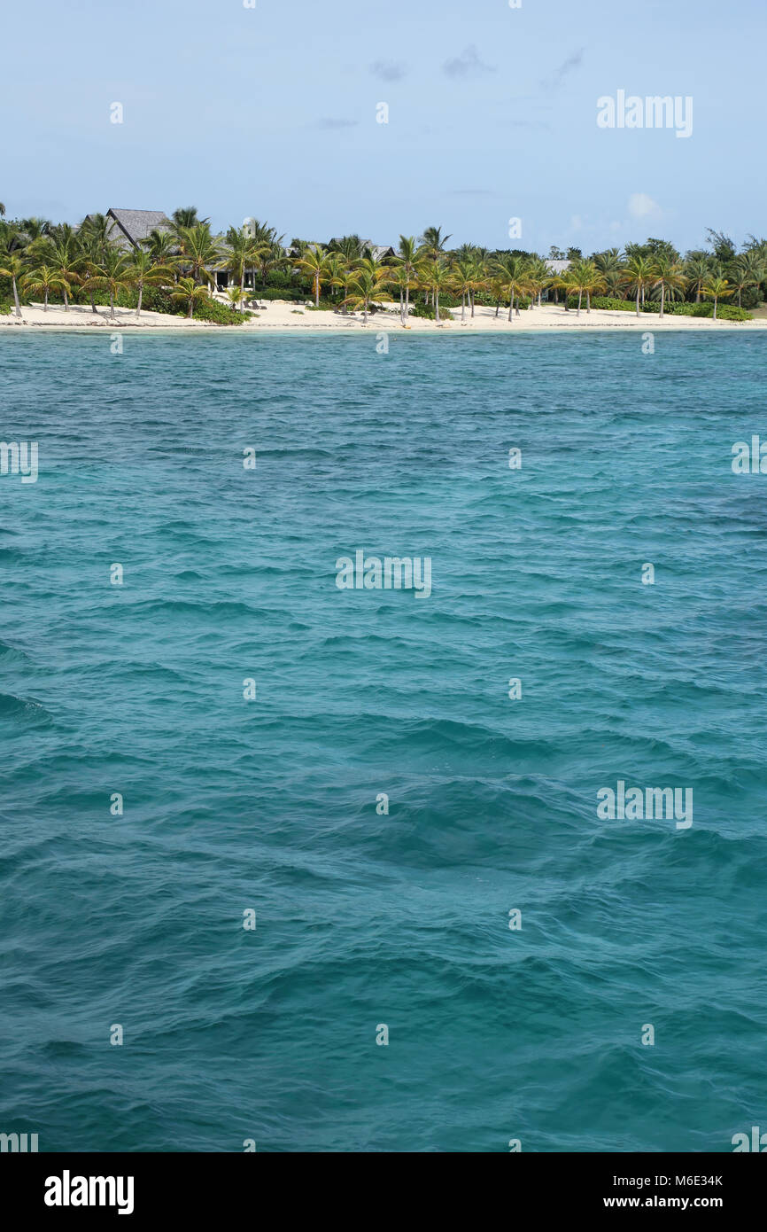Schönen tropischen Strand mit Sicht auf das Meer und den weißen Sandstrand auf Green Island, Antigua, Karibik. Vertikale mit kopieren. Stockfoto