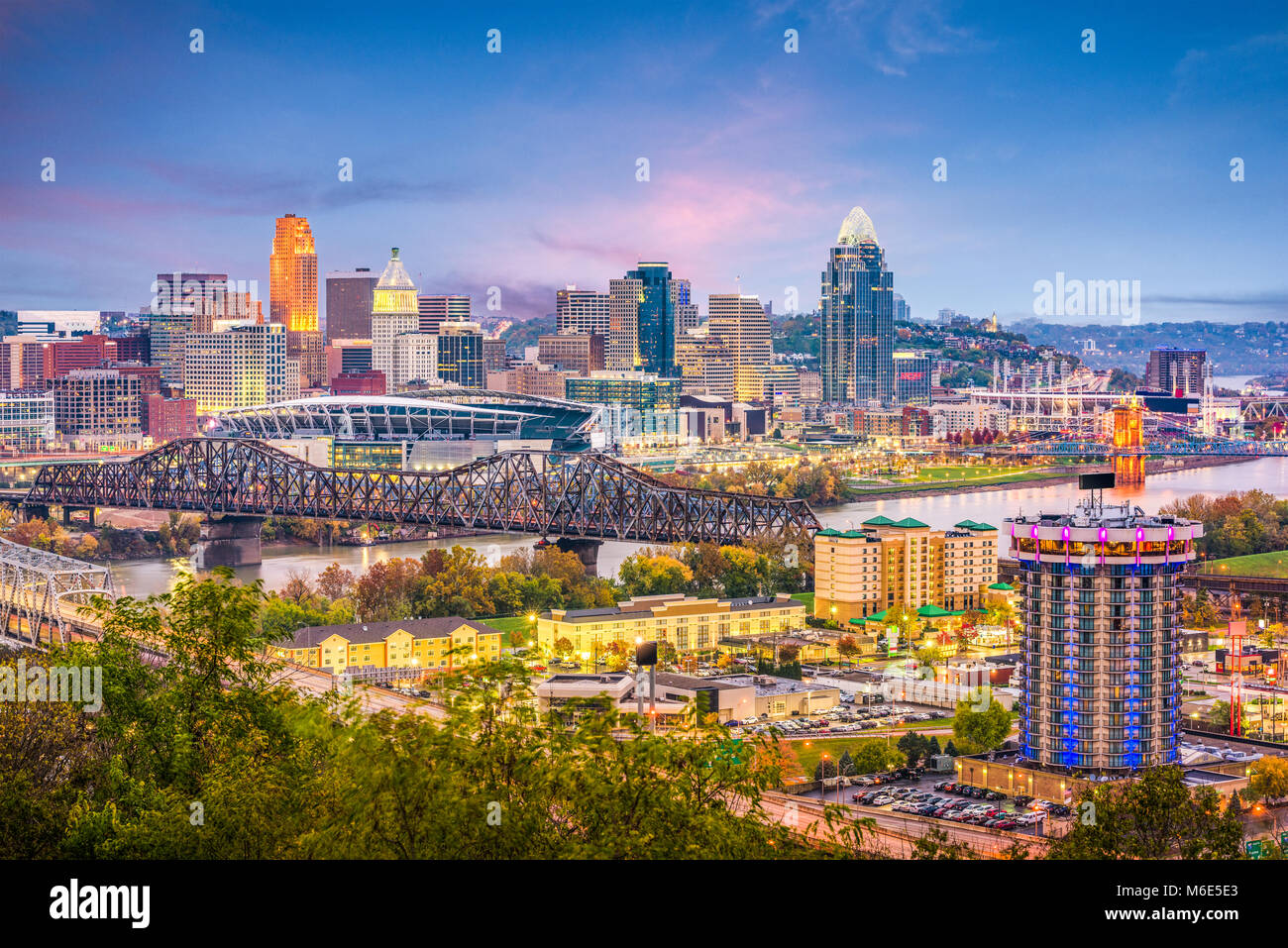 Cincinnati, Ohio, USA die Skyline in der Dämmerung. Stockfoto