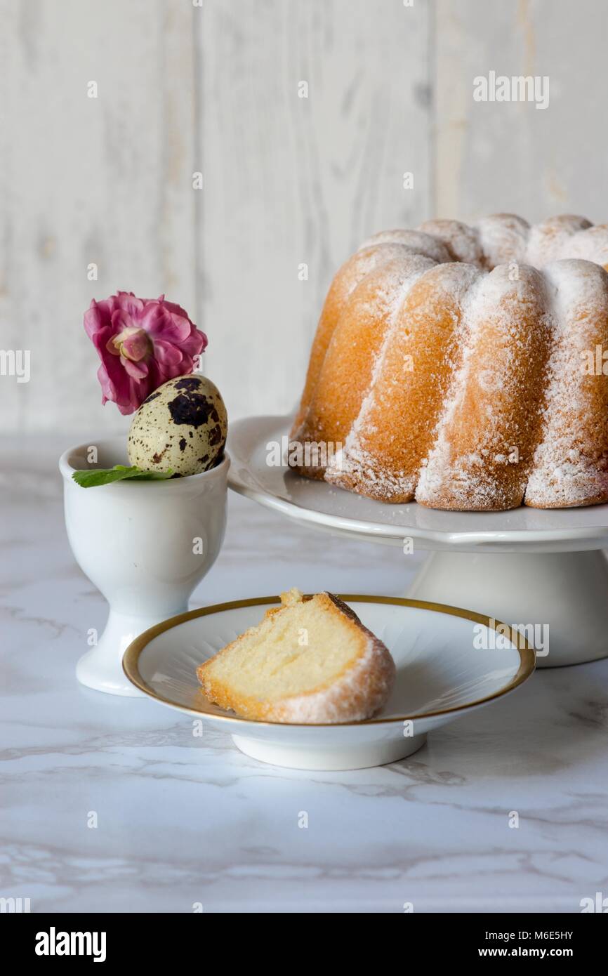 Ostern Sauerrahm Pound Cake und Wachtelei Stockfoto