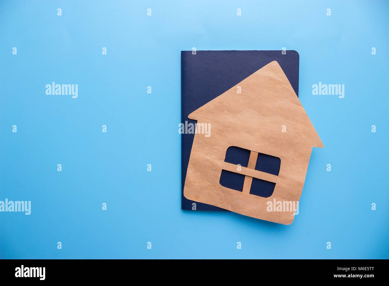 Reisepass und dem Haus auf blauen Hintergrund. Erwerb der Staatsangehörigkeit Konzept Stockfoto