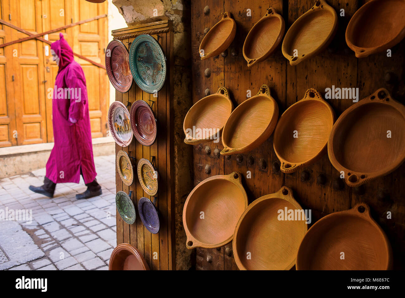 Töpferei und Keramik Shop, in Talaa Kebira Straße, Medina, Fès. Marokko Stockfoto