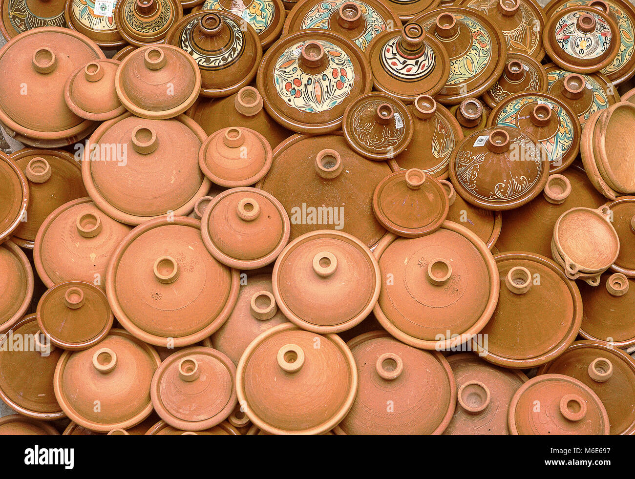 Töpferei shop, Keramik für die Küche traditionelle Tajine, Medina, Fès. Marokko Stockfoto