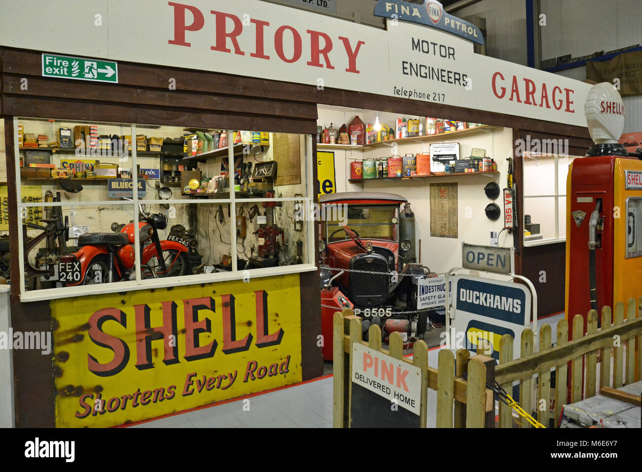 Priorat Garage Motors Ingenieure. Kfz Werkstatt Transport Museum in Ipswich, Suffolk, England Stockfoto