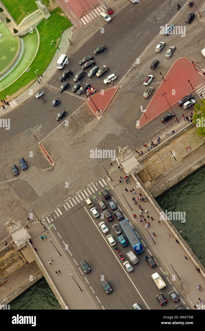 Diagonaler Sicht der Schnittpunkt mit Autos in Paris, Frankreich. Blick vom Eiffelturm Stockfoto