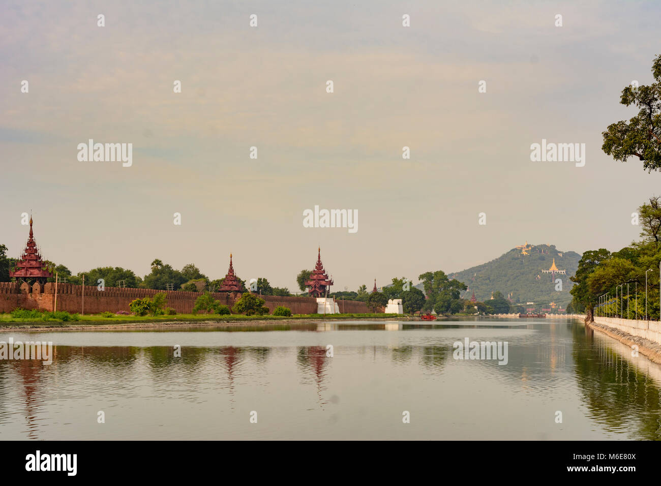 Mandalay: Mandalay Palast, mit Wasser gefüllten Graben, Bastion, Mandalay Hill, Region, Mandalay, Myanmar (Birma) Stockfoto