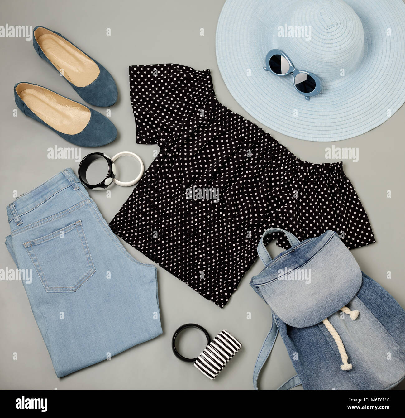 Sommer Mode Der blaue Hut, jeans, Polka-dot Top, Schuhe und Rucksack, Sonnenbrille und Armbänder. Selektive konzentrieren. Stockfoto