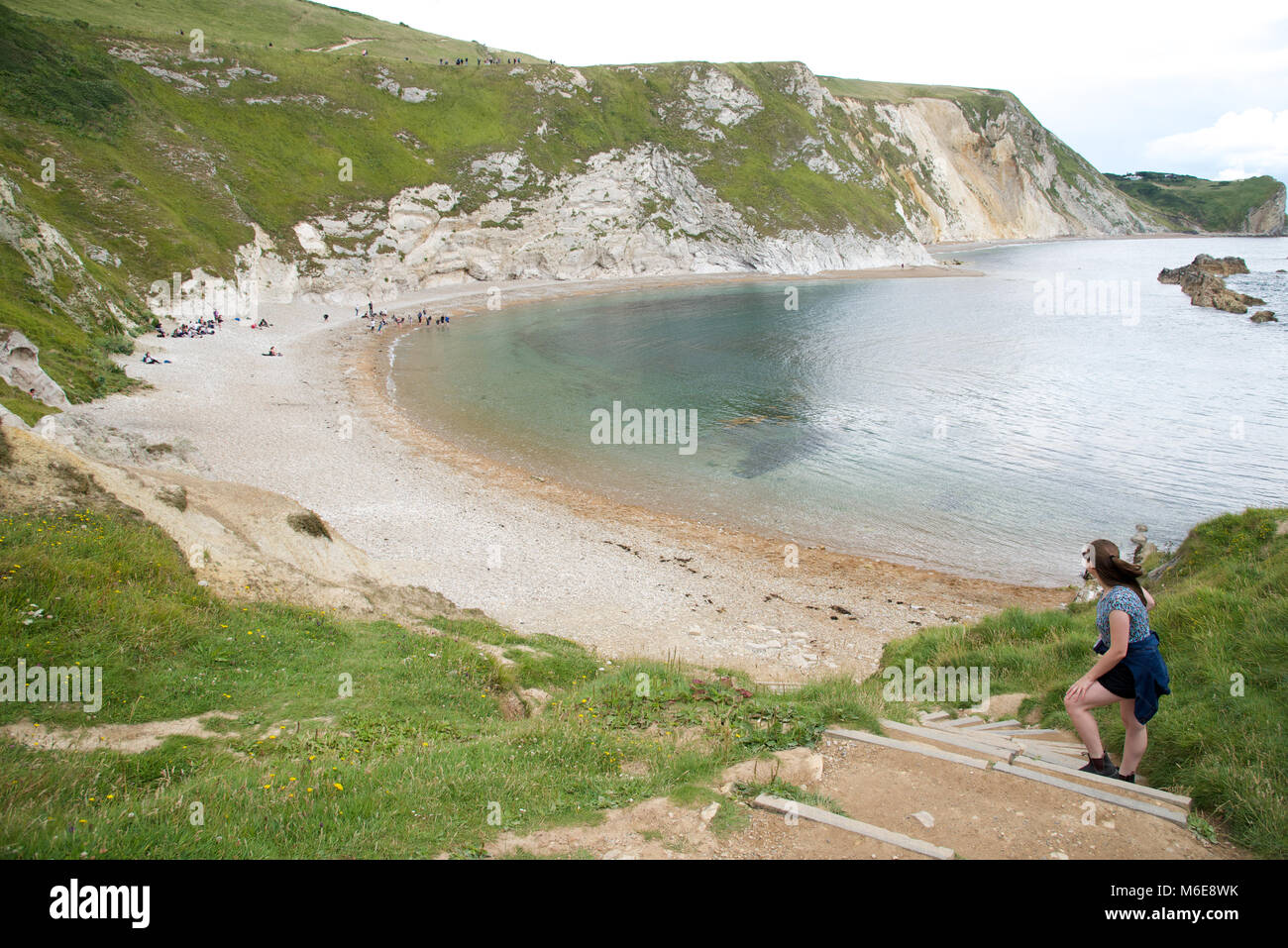 Eine junge Frau, die Aussicht bei Man O'War Bay, Dorset, England Stockfoto