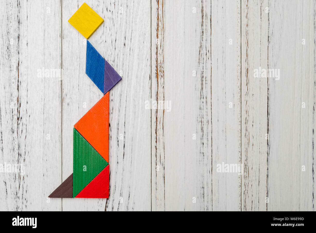 Holz Tangram geformt wie eine elegante Dame Rock trägt mit Kopie Raum Stockfoto