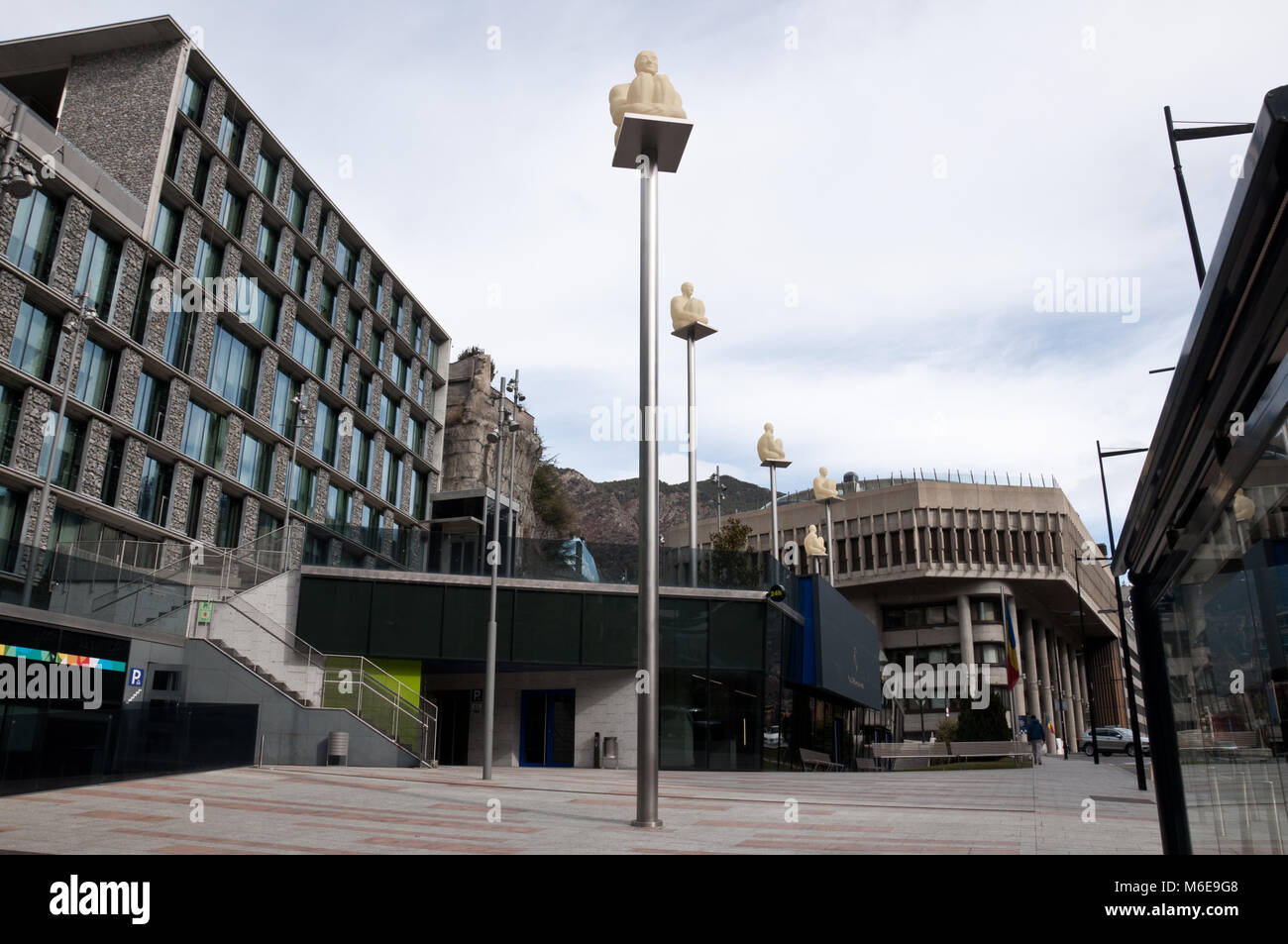 "Skulpturen 7 Dichter" von Jaume Plensa vor dem Allgemeinen Rat von Andorra, Andorra la Vella, Andorra Stockfoto