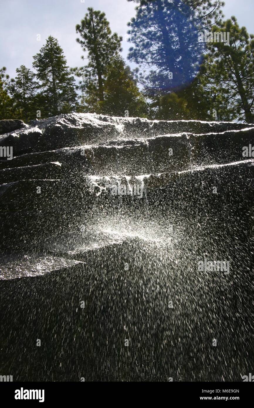 Wasserfall mit glitzernden Sprays von Wasser im Yosemite National Park, Kalifornien, USA Stockfoto