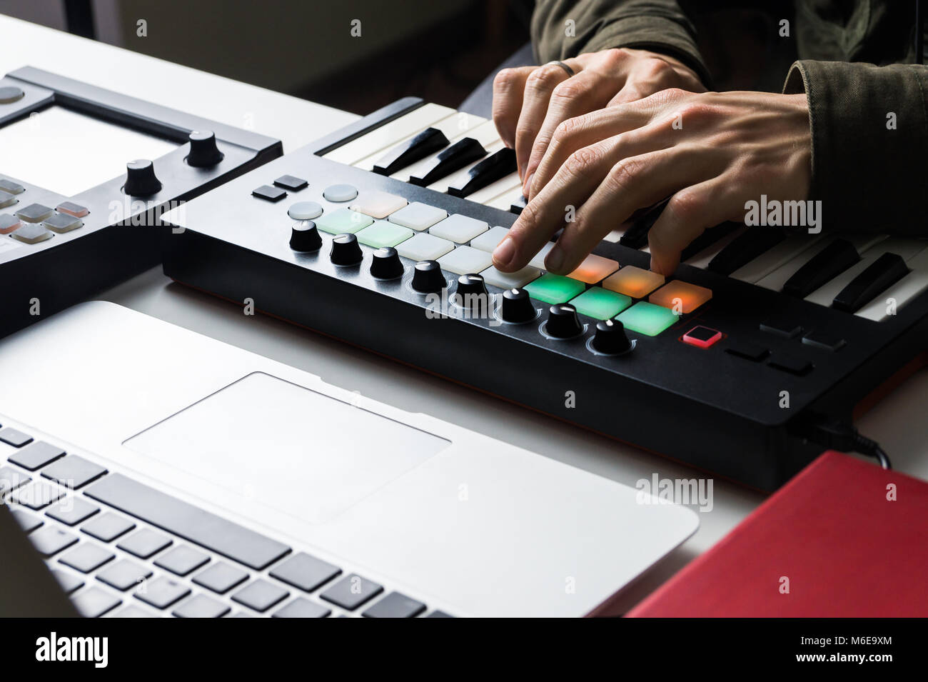 Aufzeichnung elektronische Musik Track mit tragbaren MIDI-Tastatur am Laptop Computer in Home Studio Stockfoto