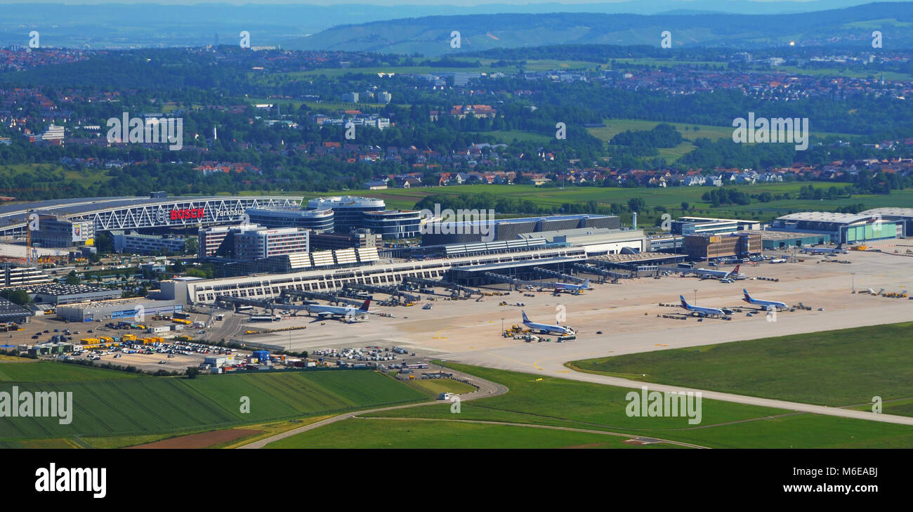 Stuttgart, Deutschland - 11. Juni 2017: Luftbild von Stuttgart und dem Flughafen an einem sonnigen Tag Stockfoto