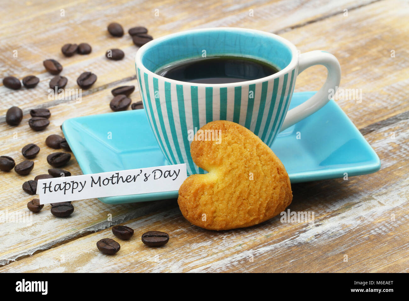 Happy Mother's Day Card mit Tasse Kaffee und herzförmige Cookie Stockfoto