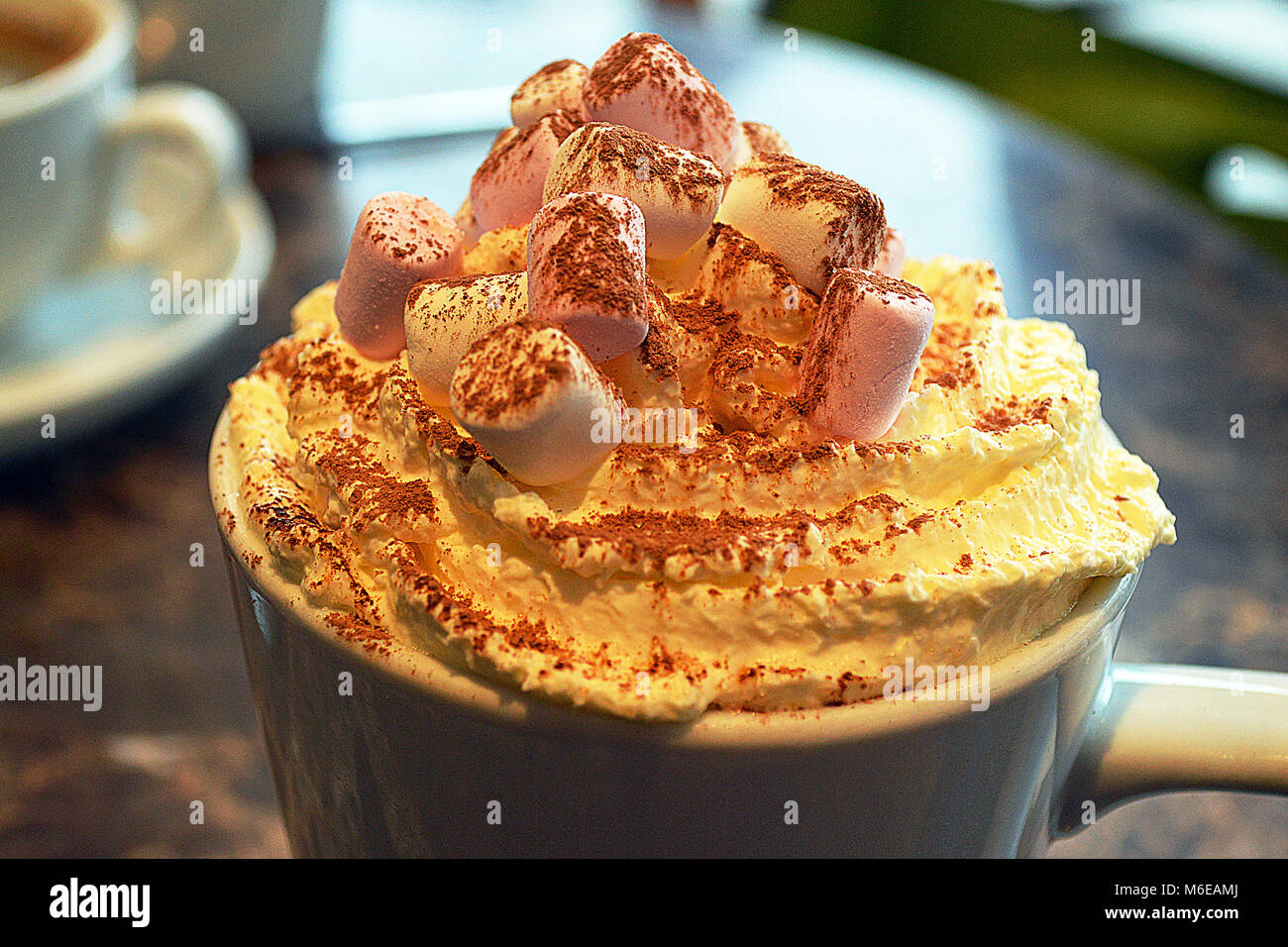 Heiße Schokolade mit allen Befestigungen in Café Nero, Fforestfach, Swansea Stockfoto