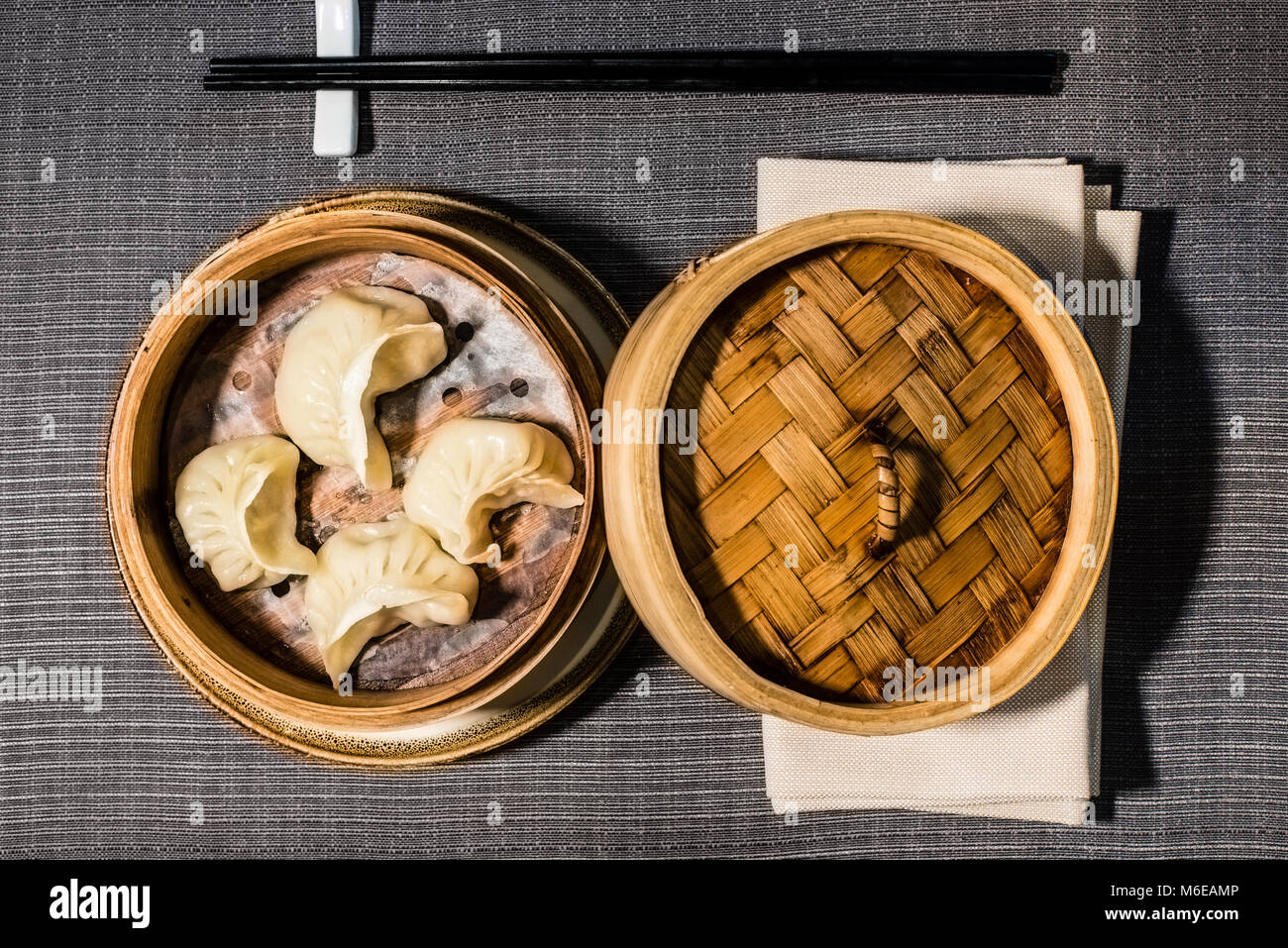 Gedünstetem Fleisch gefüllte Ravioli, chinesisches Essen in einem Korb aus Bambus serviert. Stockfoto