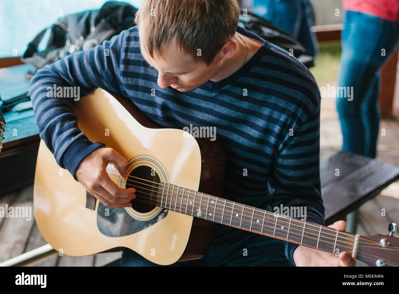 Lernen Gitarre zu spielen. Musik Bildung. Stockfoto