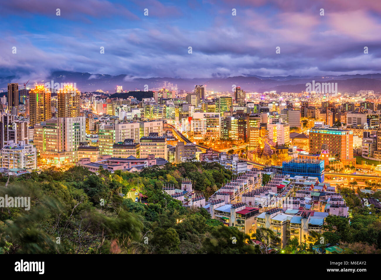 Taipei City, Taiwan Stadtbild in der Abenddämmerung. Stockfoto