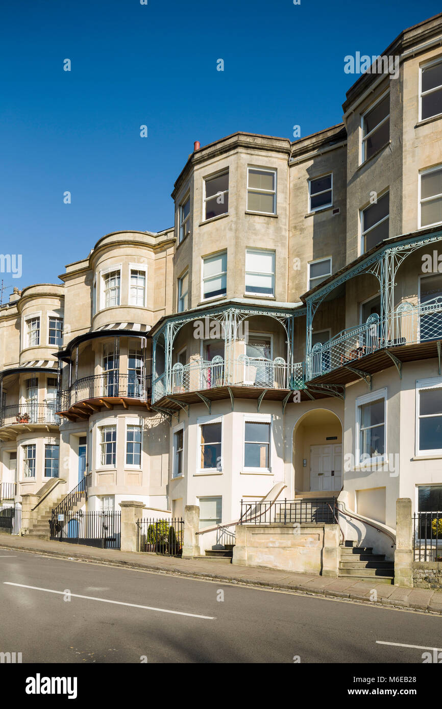 Bay-windowed Georgisch oder Regency Reihenhäuser in Sion Hill, Clifton, Bristol mit schmiedeeisernen Balkonen. Stockfoto
