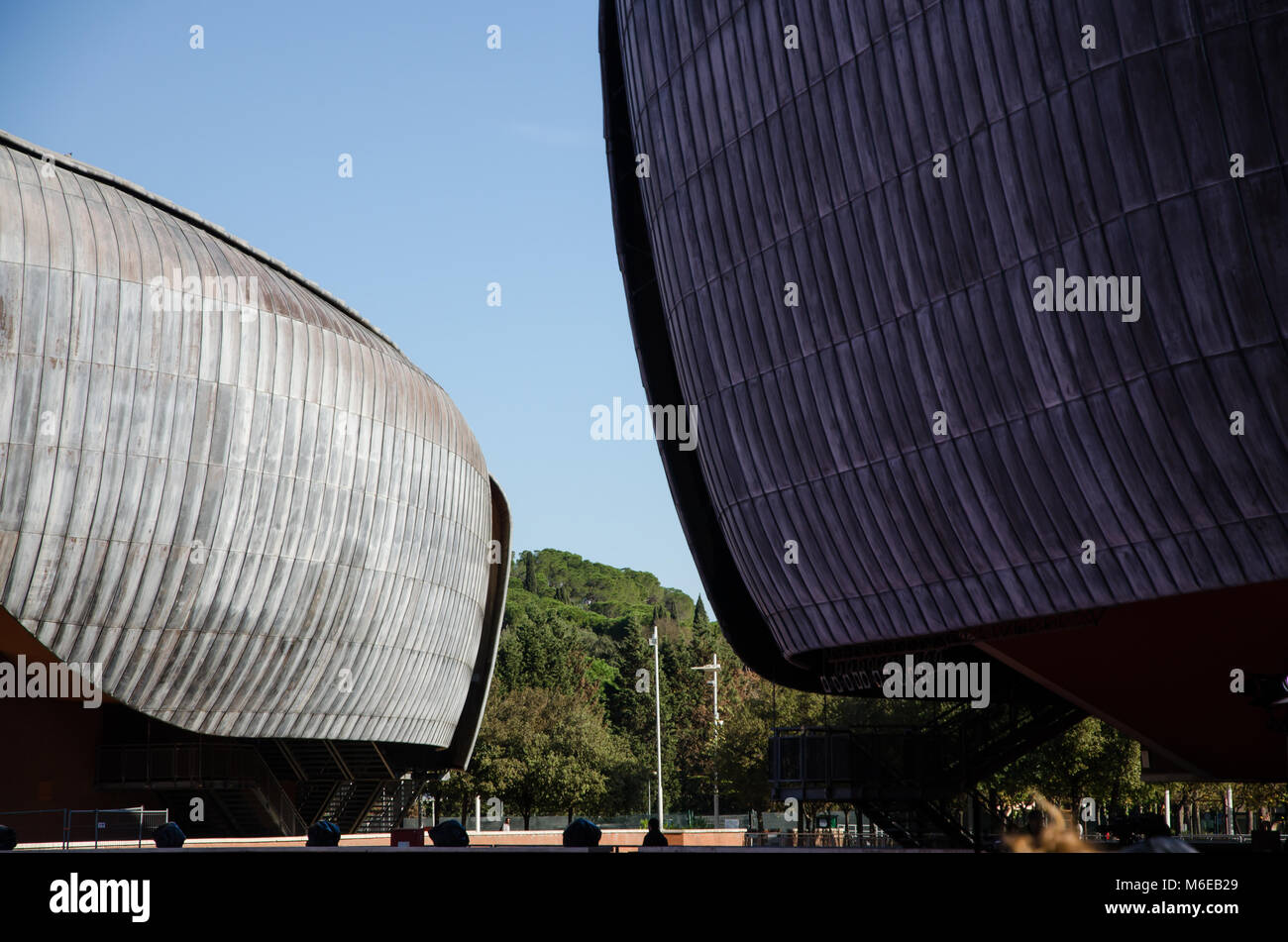 Rom, Italien. November 2017. Auditorium Parco della Musica, entworfen vom Architekten Renzo Piano. Ansicht der Außenverkleidungen Stockfoto