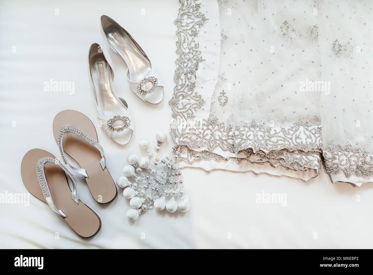 Schuhe der indischen Braut und Sari in Weiß. Stockfoto