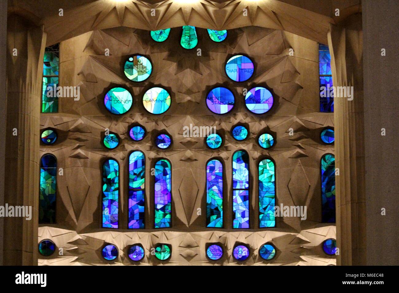 Innen- und farbige Glasfenster der Kirche Sagrada Familia Stockfoto
