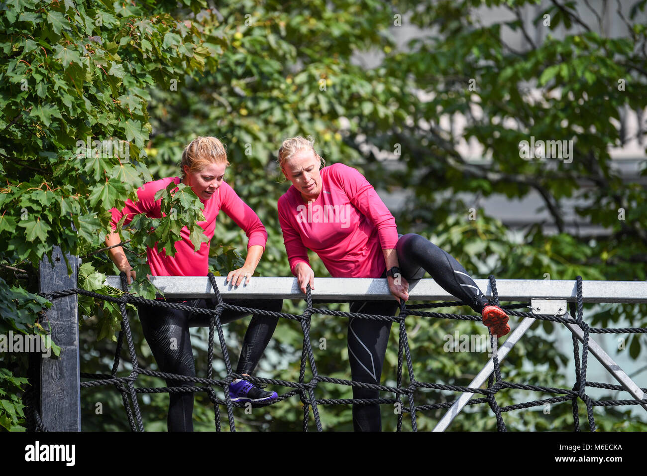 Klettern Hindernisse in Aktion Hindernislauf 2017 laufen in der Stadt Norrköping, Schweden im September 2017 laufen Stockfoto