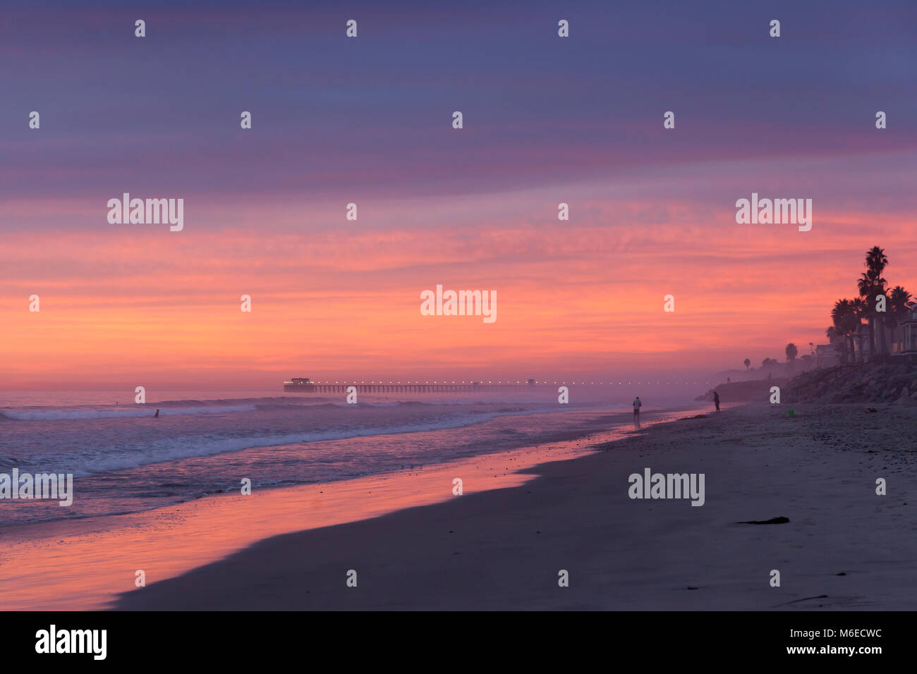 Oceanside, Kalifornien: Buccaneer Beach bei Sonnenuntergang. In der Ferne ist Oceanside Pier. Stockfoto