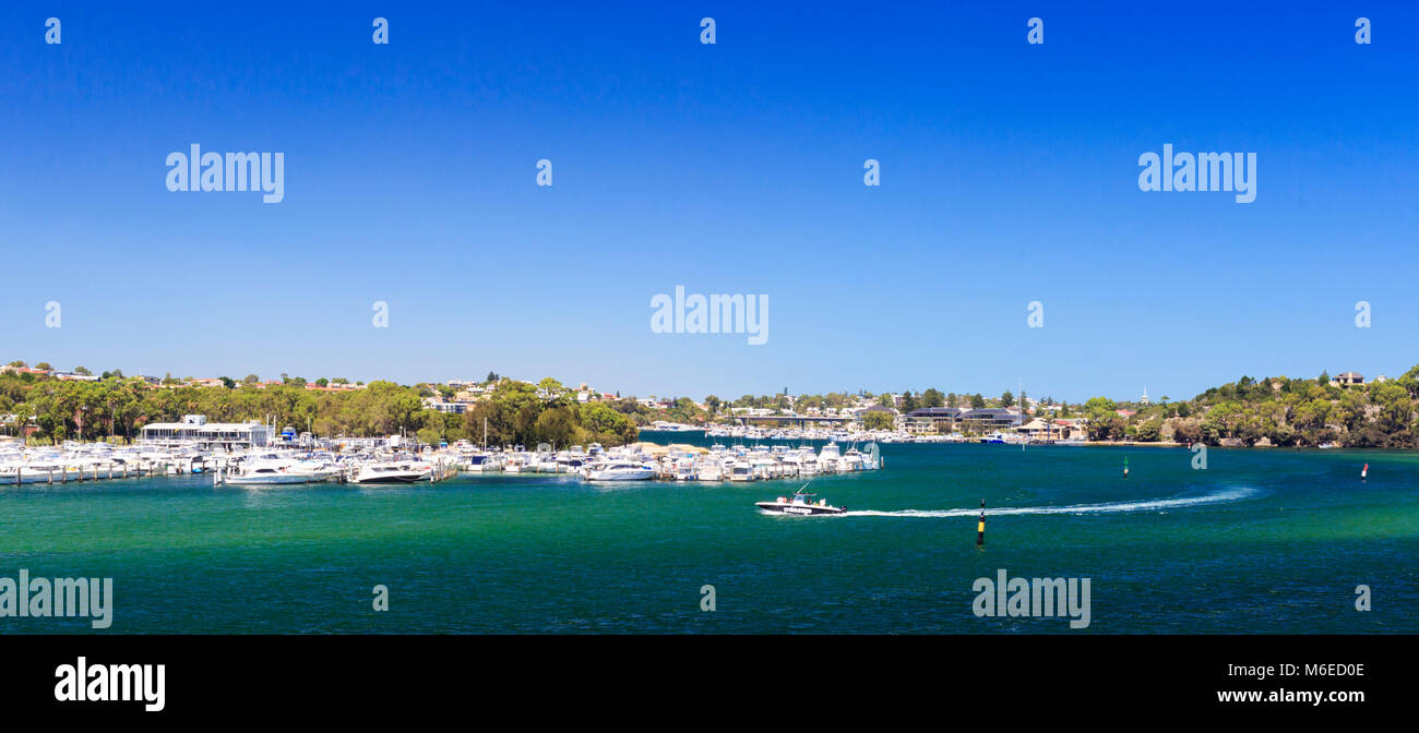 Swan Yacht Club, den Swan River und East Fremantle aus Mosman Park gesehen. Stockfoto