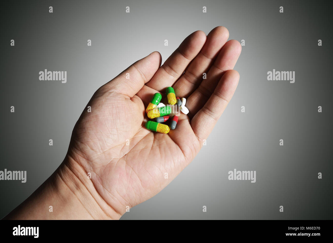 Pillen auf dem Palm, Behandlung von Krankheiten Stockfoto