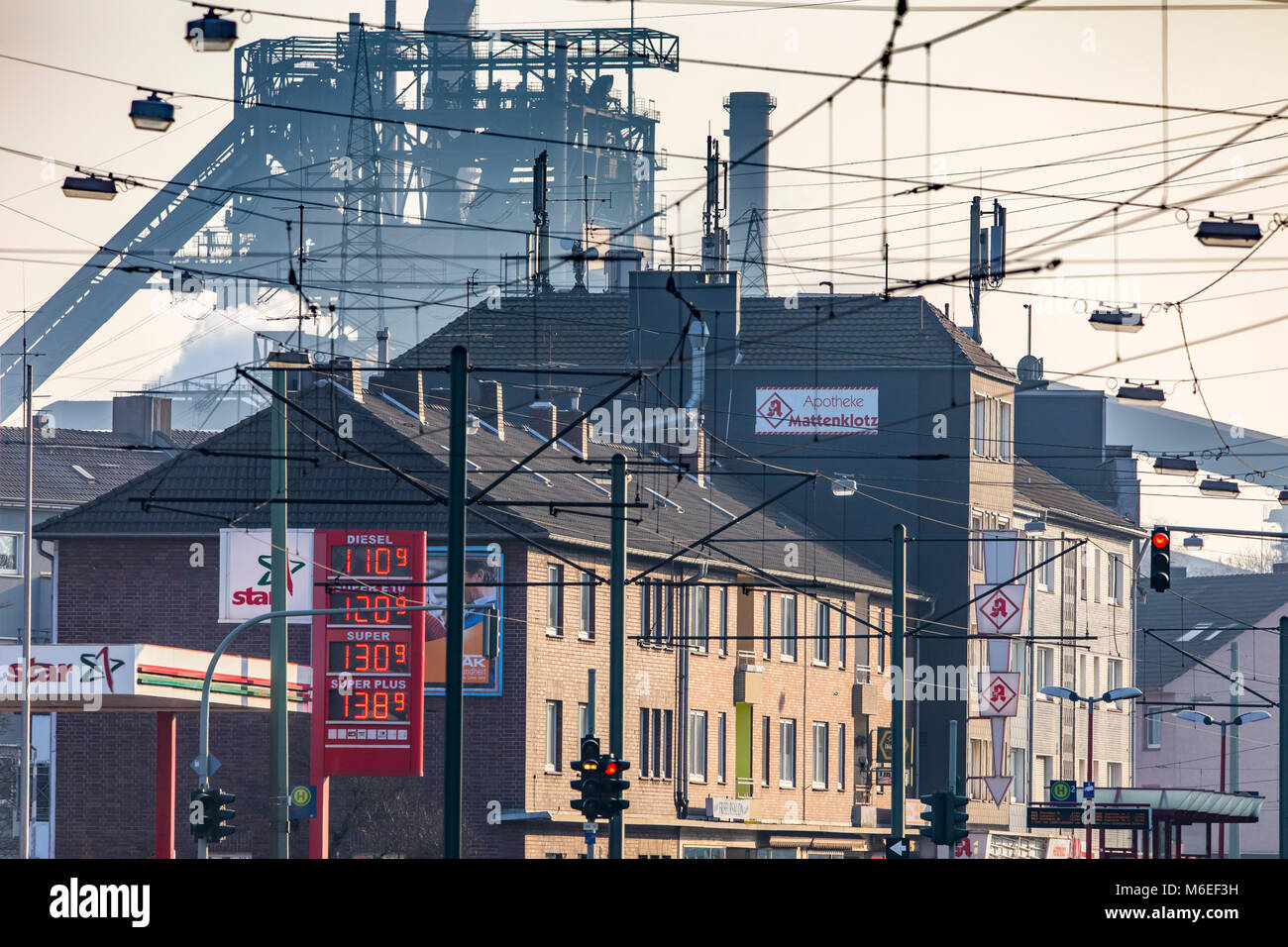 Die Weseler Straße in Duisburg, Blick auf die ThyssenKrupp Steel, Hochofen Schwelgern in Duisburg Marxloh, Deutschland, Stockfoto