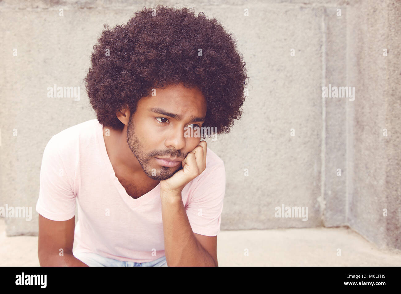 Deprimiert african american hipster Mann draußen im Vintage Retro Look. Stockfoto