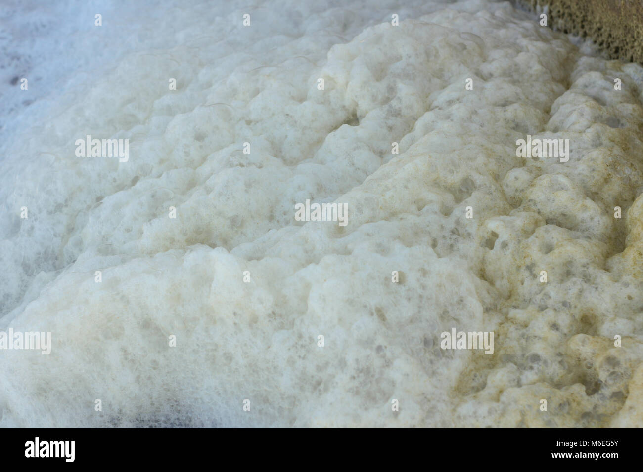 Verschmutzung durch Öl und Chemikalien verursacht von der Filteranlage. Nützlich für Hintergrund oder Textur. Diese umweltzerstörung geschieht, wenn Chemi Stockfoto