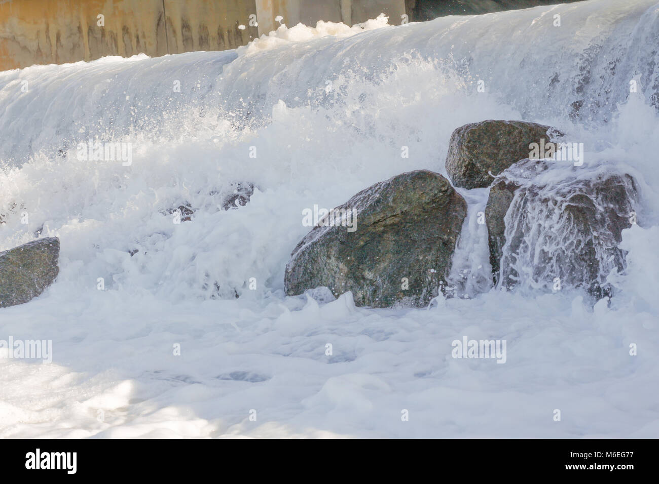 Kleine künstliche Wasser fallen aus der Wasseraufbereitung pland. Wasser aus der Kläranlage im Oman muscat Stockfoto