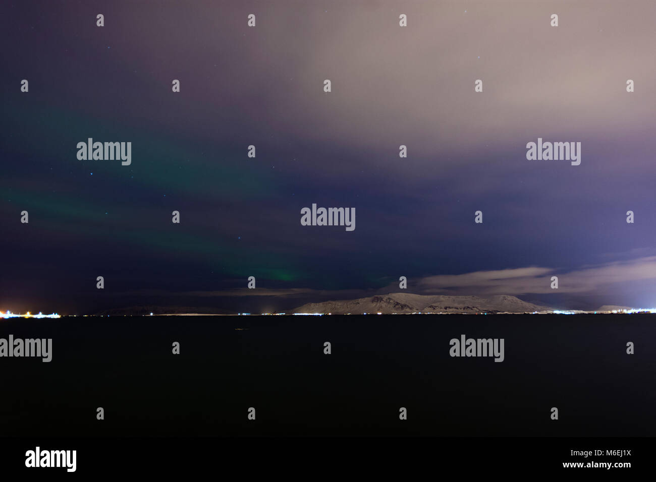 Nordlichter über den Berg Esja, Rekjavik, Island Stockfoto