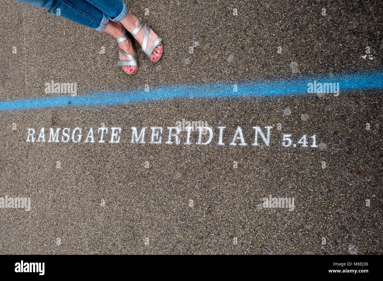 Für die 2017 Ramsgate Festival artist Theresa Smith, feiert die Stadt ihre eigenen Meridian Line - 5 Minuten und 41 Sekunden später als Greenwich Mean Time ist. Stockfoto