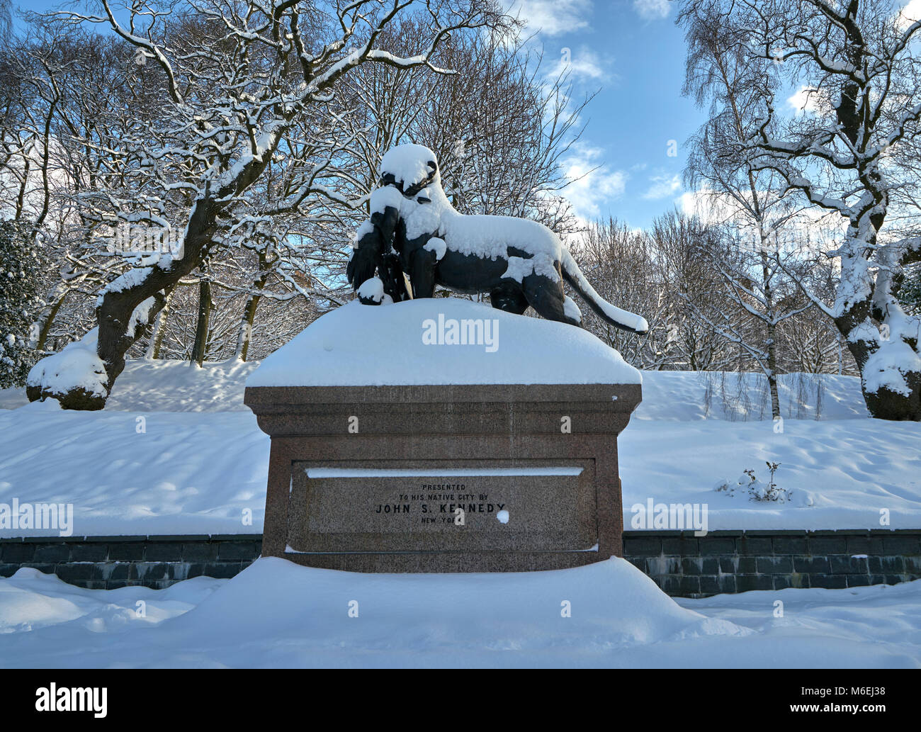 Statue von Löwin (mit Jungen und Peacock) im Schnee an einem sonnigen Tag Kelvingrove Park Glasgow abgedeckt Stockfoto