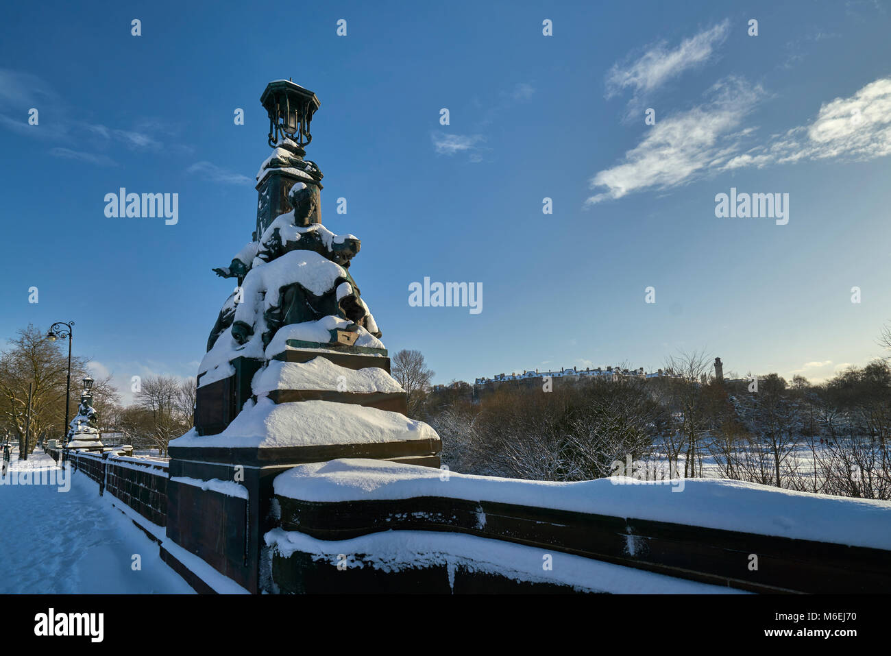 Schnee bedeckt Statuen auf Kelvin Weg Brücke an einem sonnigen Tag nach schweren Schnee Stockfoto