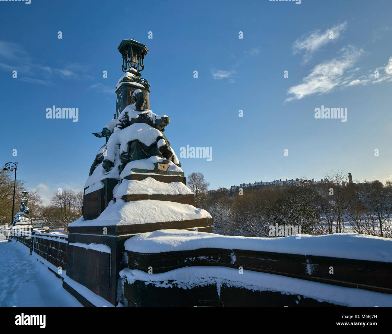Schnee bedeckt Statuen auf Kelvin Weg Brücke an einem sonnigen Tag nach schweren Schnee Stockfoto