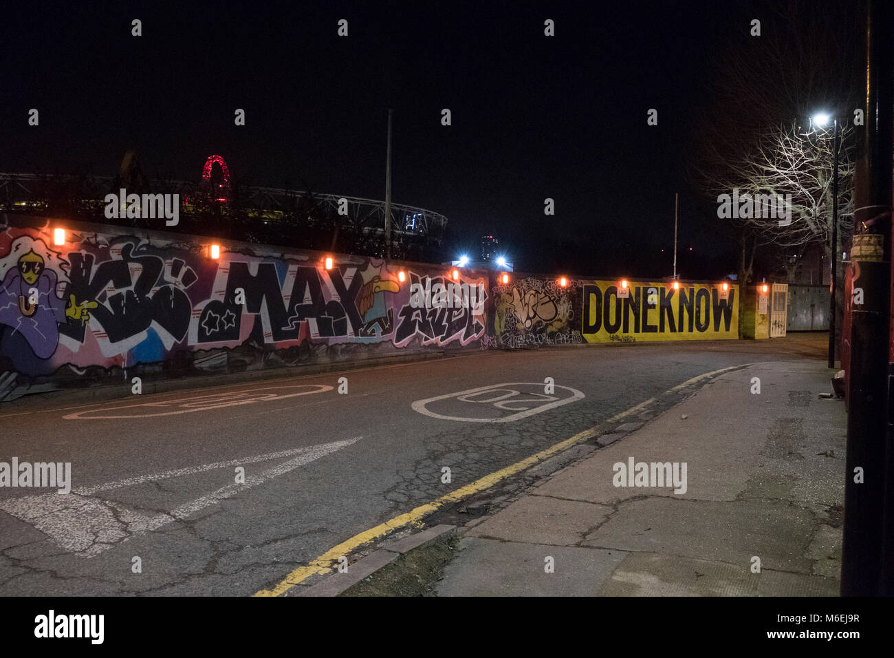 Graffiti und Straßenszene bei Nacht in Hackney Wick, East London. Stockfoto