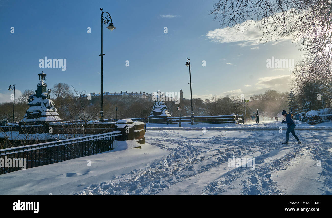 Kelvin Weg Brücke an einem sonnigen Tag mit schweren Schnee Stockfoto